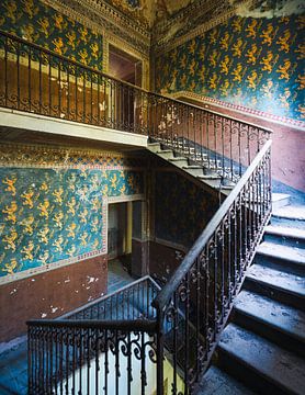 Escaliers dans une ferme abandonnée.