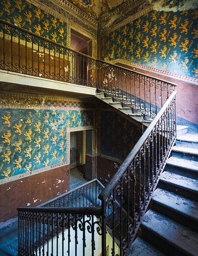Treppe in verlassenem Bauernhaus. von Roman Robroek – Fotos verlassener Gebäude