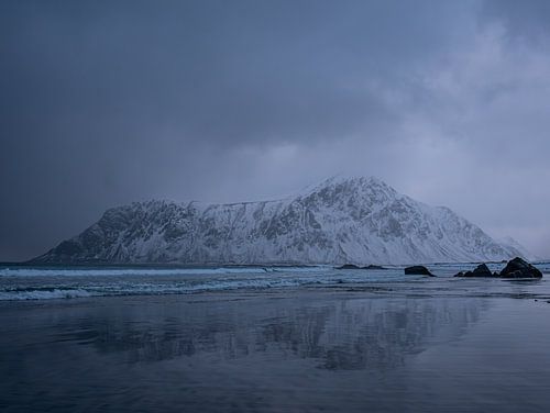 Reflectie op Skagsanden Strand, Lofoten van Patricia Holthof