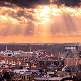 Een mooie avondlucht met zonsondergang boven skyline van Groningen. van Jacco van der Zwan