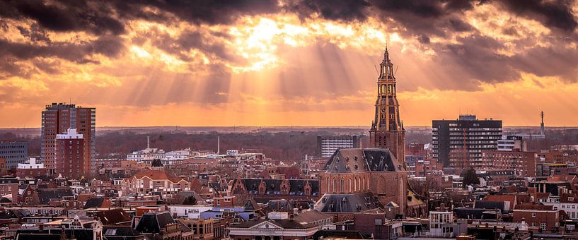 Een mooie avondlucht met zonsondergang boven skyline van Groningen. van Jacco van der Zwan