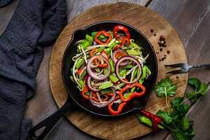 Groenten in een gietijzeren pan, vegetables in cast iron van Corrine Ponsen