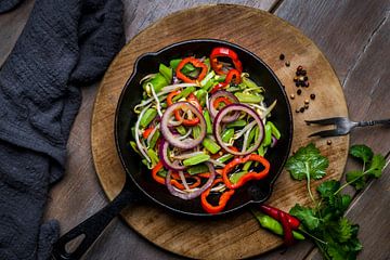 Groenten in een gietijzeren pan, vegetables in cast iron