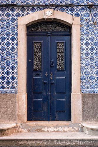 Blaue Tür mit gefliester Wand in Porto