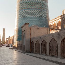 Türkisfarbener Mosaikturm bei Sonnenaufgang | Reisefotografie Druck | Khiva Usbekistan von Kimberley Jekel