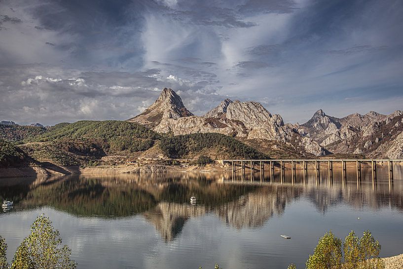 Ochtendlicht op het meer van Riano in Noord-Spanje van Harrie Muis