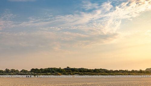 Strand Vrouwenpolder bij avondlicht