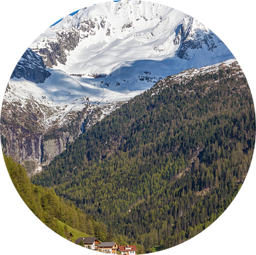 Het dorp Rein in Taufers, Tauferer Ahrntal, Zuid-Tirol