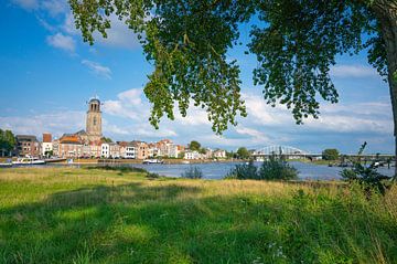 Deventer am Fluss IJssel an einem schönen Sommertag von Sjoerd van der Wal Fotografie