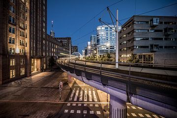 Het Beatrixkwartier (Den Haag) in de avond tijdens het blauwe uurtje. van Claudio Duarte