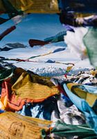 Farbenfrohe tibetische Gebetsfahnen mit Blick durch den Annapurna-Berg im Himalaya in Nepal
