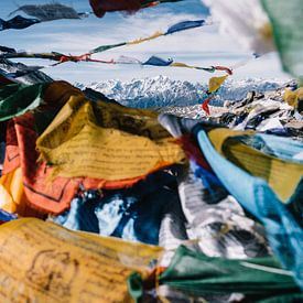 Kleurrijke Tibetaanse gebedsvlaggen met een doorkijk op Annapurna berg in Himalaya Nepal van Robin Patijn