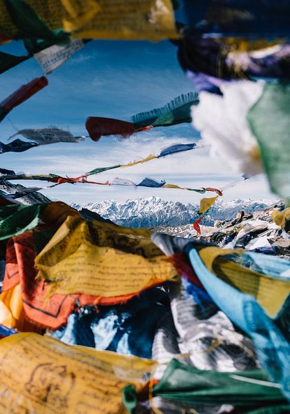 Farbenfrohe tibetische Gebetsfahnen mit Blick durch den Annapurna-Berg im Himalaya in Nepal von Robin Patijn