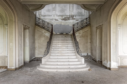 Verlaten gebouwen met prachtige architectuur