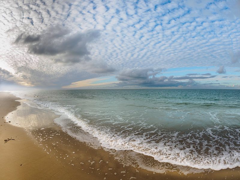 Lichtspiel von Wolken und Meeresnebel von Jan Huneman