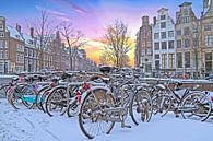 Besneeuwd Amsterdam in Nederland bij zonsondergang van Eye on You thumbnail