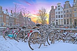 Besneeuwd Amsterdam in Nederland bij zonsondergang von Eye on You