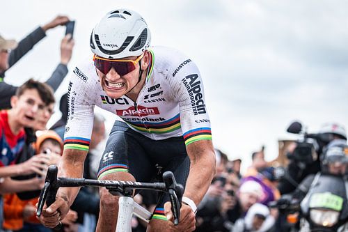 Mathieu van der Poel wint Parijs Roubaix van Leon van Bon