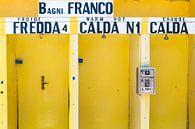 Gele douchecabines in Italie van Wijnand Loven thumbnail