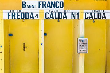 Yellow douche cabins in Italy with hot and cold in Italian by Wijnand Loven