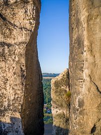 Blick durch die Felsen an der Basteibrücke von t.ART
