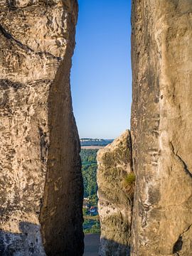 Uitzicht door de rotsen bij de Bastei brug
