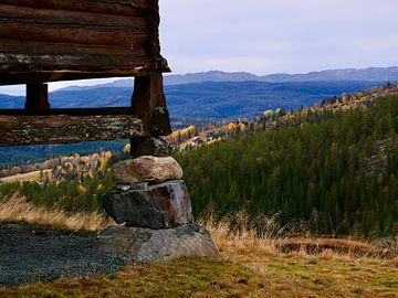 Norwegische Hütte auf Steinen mit Bergblick von Judith van Wijk