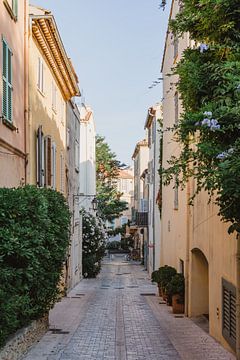 Straatje Saint-Tropez Zuid-Frankrijk van Amber den Oudsten