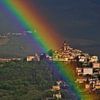 Regenboog bij Trevi in Umbrië van Vincent van Kooten