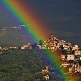 Regenboog bij Trevi in Umbrië sur Vincent van Kooten