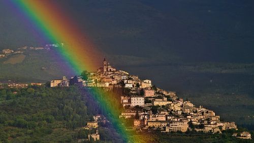 Regenboog bij Trevi in Umbrië van Vincent van Kooten