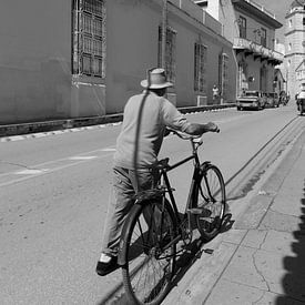 Man with bicycle von Dusty Bisschops