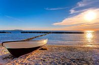 Zonsondergang, Sunset strand zee en bootje aan het strand, Rügen. van Twan van den Hombergh thumbnail