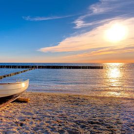 Coucher de soleil, plage, mer et bateau sur la plage de Rügen. sur Twan van den Hombergh