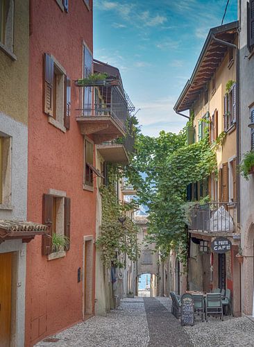 Farbige Straße am Gardasee