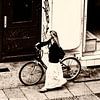 Frau mit Fahrrad von Kim Verhoef