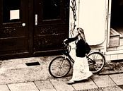 Frau mit Fahrrad von Kim Verhoef Miniaturansicht