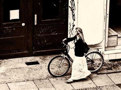 Femme à vélo