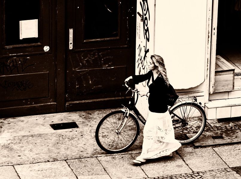 Vrouw met fiets van Kim Verhoef