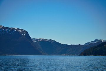 Le Cap-Occidental en Norvège. Fjord et mer avec des montagnes sur la côte sur Martin Köbsch