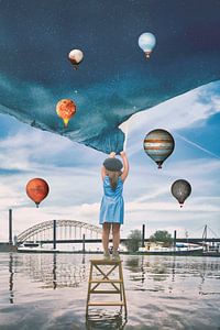 Magische Szene an der Waalbrücke Nijmegen: verträumtes Mädchen mit Heißluftballons
