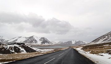 weg in het winterandschap in ijsland