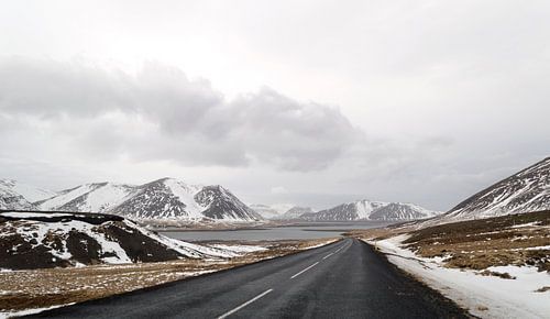 weg in het winterandschap in ijsland van ChrisWillemsen