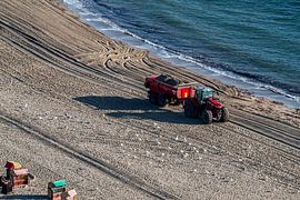 Beach cleaning in the early morning by Thomas Riess