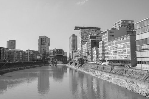 In de handelshaven van Düsseldorf van Michael Ruland