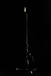 Silhouette schwarze Kerze mit Flamme