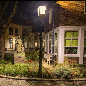 Evening Light on the Market with 'Grandma with Grandchild' - Doesburg by Fotografie Arthur van Leeuwen