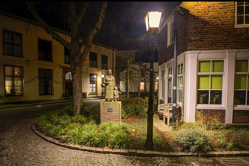 Avondlicht op de Markt met ‘Oma met Kleinkind’ – Doesburg