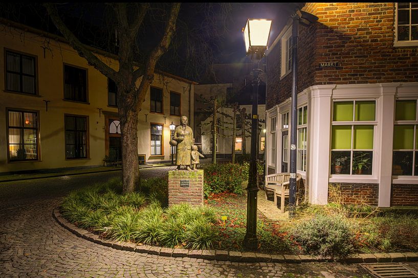 Abendlicht auf dem Markt mit 'Oma mit Enkelkind' - Doesburg von Fotografie Arthur van Leeuwen