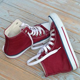 Canvas sneaker schoenen op vintage houten achtergrond van Trinet Uzun